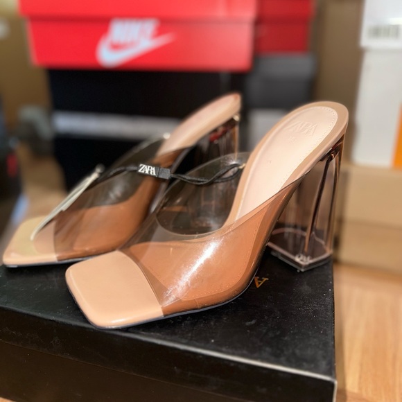 ZARA CLEAR BROWN HEELS
VINYL SANDALS WITH METHACRYLATE HEEL - Picture 3 of 4